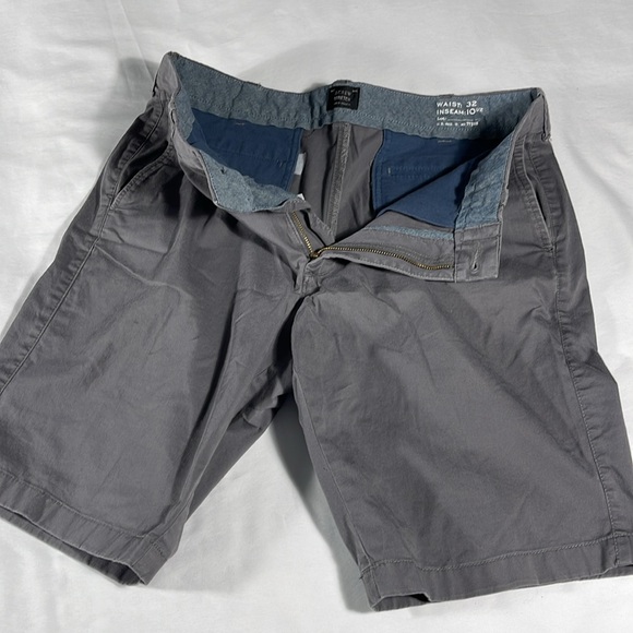 J. Crew mens charcoal grey Stretch basic flat front 10" chino shorts - size 32 - Picture 9 of 12